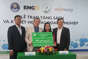 Kiều bào Võ Tá Hân tặng sách các trường đại học