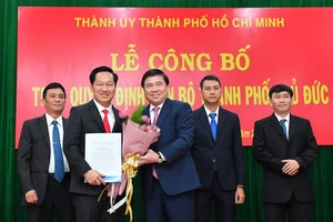 Nguyên lãnh đạo UBND 3 quận bàn giao toàn bộ nhiệm vụ cho Chủ tịch UBND TP Thủ Đức