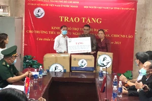 TPHCM trao tặng 590 triệu đồng tới Trường Tiểu học Hữu nghị tỉnh Champasak, Lào