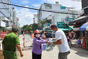 Quận 8 trao 4 tấn rau củ quả đến từng hộ dân đang cách ly, phong tỏa tạm thời