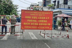 Công an, quân đội thường xuyên tuần tra, giám sát các khu phong tỏa tại TPHCM