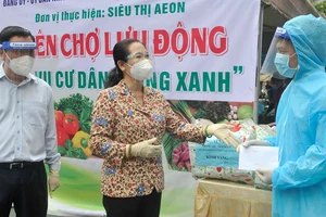 Lãnh đạo TPHCM thăm, động viên người dân và lực lượng tuyến đầu chống dịch Covid-19