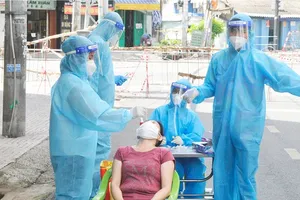Lấy mẫu xét nghiệm người dân tại đường Trần Nguyên Hãn, quận 8, TPHCM sáng 24-8-2021. Ảnh: CAO THĂNG