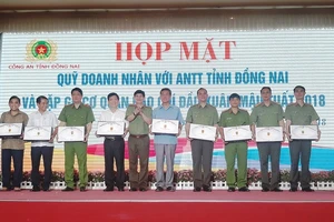 Công an Đồng Nai tặng quà lưu niệm cho lãnh đạo tham gia buổi họp mặt