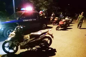 Bắt nóng 2 đối tượng dùng hung khí uy hiếp cướp tài sản trong đêm