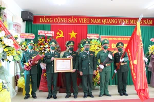 Tâp thể cán bộ, chiến sĩ Đoàn 3 đón nhận Huân chương Chiến công hạng Nhì