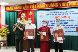 Các gia đình liệt sĩ nhận quà hỗ trợ của Hội