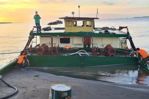 Lực lượng biên phòng đang tiến hành kiểm tra phương tiện chở cát trái phép.