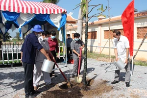 Đại tá Trần Thế Tuyển cùng lãnh đạo chính quyền địa phương, Hiệp Hội công viên cây xanh Việt Nam trồng những cây xanh đầu tiên