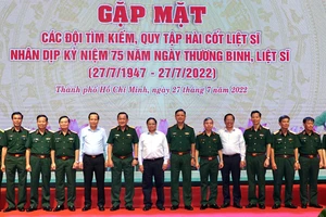 Thủ tướng Phạm Minh Chính gặp mặt các đội tìm kiếm, quy tập hài cốt liệt sĩ. Ảnh: HOÀNG HÙNG