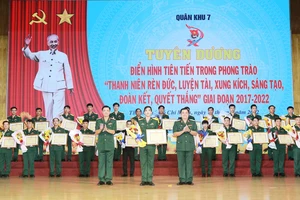 Trao bằng khen tuyên dương các điển hình tiên tiến. Ảnh: TRẦN YÊN. 