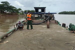 Tổ công tác Bộ đội Biên phòng kiểm tra phương tiện chở cat trái phép. Ảnh: TRẦN YÊN