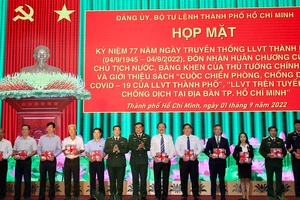 Bộ Tư lệnh TPHCM họp mặt kỷ niệm 77 năm Ngày truyền thống lực lượng vũ trang TPHCM