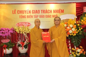 Thượng tọa Thích Tâm Hải (bên phải) nhận quyết định, trách nhiệm Tổng Biên tập báo Giác ngộ. Ảnh: TRẦN YÊN​