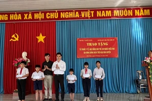 Những học sinh nghèo hiếu học vui mừng được nhận học bổng .