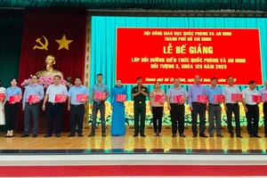 181 cán bộ TPHCM hoàn thành tốt khóa học quốc phòng - an ninh