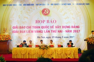 Quang cảnh cuộc họp báo Giải thưởng Búa liềm vàng. Ảnh :TRẦN BÌNH