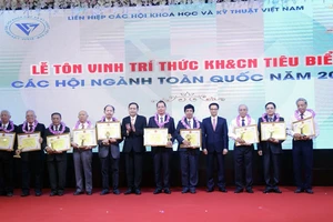 Tôn vinh 53 trí thức khoa học và công nghệ tiêu biểu