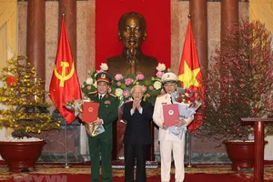 Tổng Bí thư, Chủ tịch nước Nguyễn Phú Trọng trao quyết định phong quân hàm Đại tướng và tặng hoa chúc mừng các đồng chí Tô Lâm, Lương Cường. Ảnh TTXVN