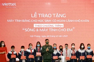 Tập đoàn Viettel trao tặng máy tính bảng cho các học sinh có hoàn cảnh khó khăn ở thành phố Hải Phòng