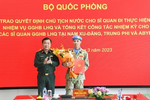 Trao quyết định của Chủ tịch nước cho sĩ quan làm nhiệm vụ gìn giữ hòa bình Liên hiệp quốc