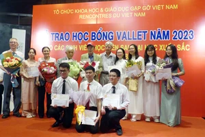 Trao 152 suất học bổng Vallet cho sinh viên và học viên sau đại học xuất sắc khu vực miền Bắc