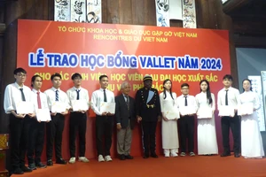 Trao 167 suất học bổng Vallet cho sinh viên và học viên sau đại học xuất sắc khu vực phía Bắc