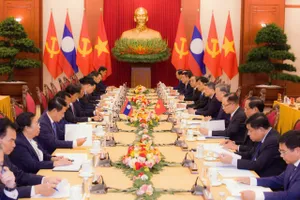 Vietnamese, Lao top leaders co-chair high-level Party meeting in Hanoi