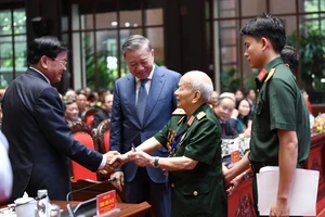 Tổng Bí thư, Chủ tịch nước Lào Thongloun Sisoulith gặp gỡ các cựu quân tình nguyện, chuyên gia Việt Nam