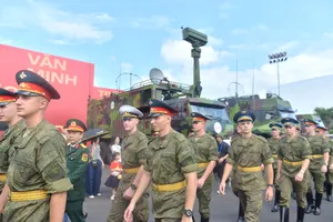Đoàn quân đội Nga, Lào và Campuchia tham quan Triển lãm Thành tựu đất nước