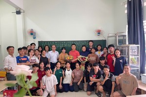 大发食品股份有限公司主理人许玉林与就读中文的孤儿合影。