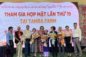 百里居宣德中学校友会向恩师献花。