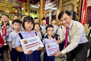 海南会馆理事长林明辉向优秀生颁奖