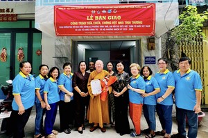 莲华寺向一华贫困户移交‘温情屋”工程