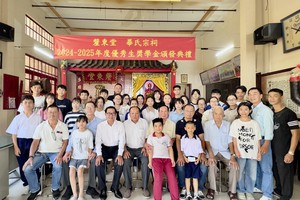 毕氏宗祠向优秀子弟颁奖学金