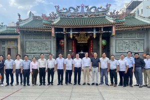 市民族与宗教厅领导团与义安会馆理事会合影。