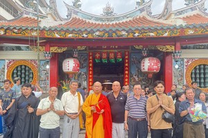 福建二府会馆行的盂兰普度法会。