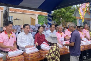 郑氏宗祠盂兰关爱贫困者