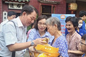 庆云南院住持周华邦向华人贫困者派发礼物