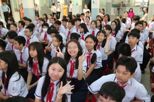 胡志明市滨城坊阮攸学校学生在2025—2026学年开学典礼。