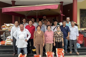 胡志明市新富茶园护国观音庙派发大米