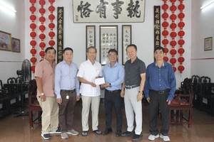 本市潮州义安会馆理事会代表向本报领导移交经费