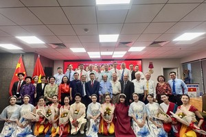 胡志明市越中友协庆祝中国国庆