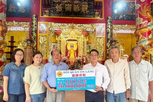 胡志明市温陵会馆理事会代表向本报领导移交经费