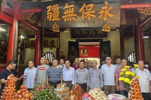 胡志明市周氏宗祠前往本头公庙拜祖