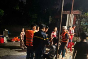 救援船上的人员及时获救，送往民房。