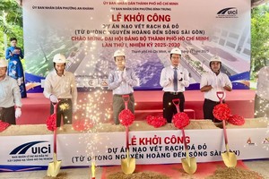 各位代表出席红石渠疏浚工程动工仪式。