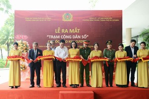 胡志明市公安厅和平征坊人委会代表为居民区“数字公民站”揭幕剪彩。 