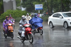 广治至广义出现中到大雨并伴有雷阵雨。