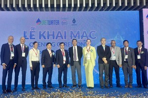 展览主办单位与嘉宾合照留念。